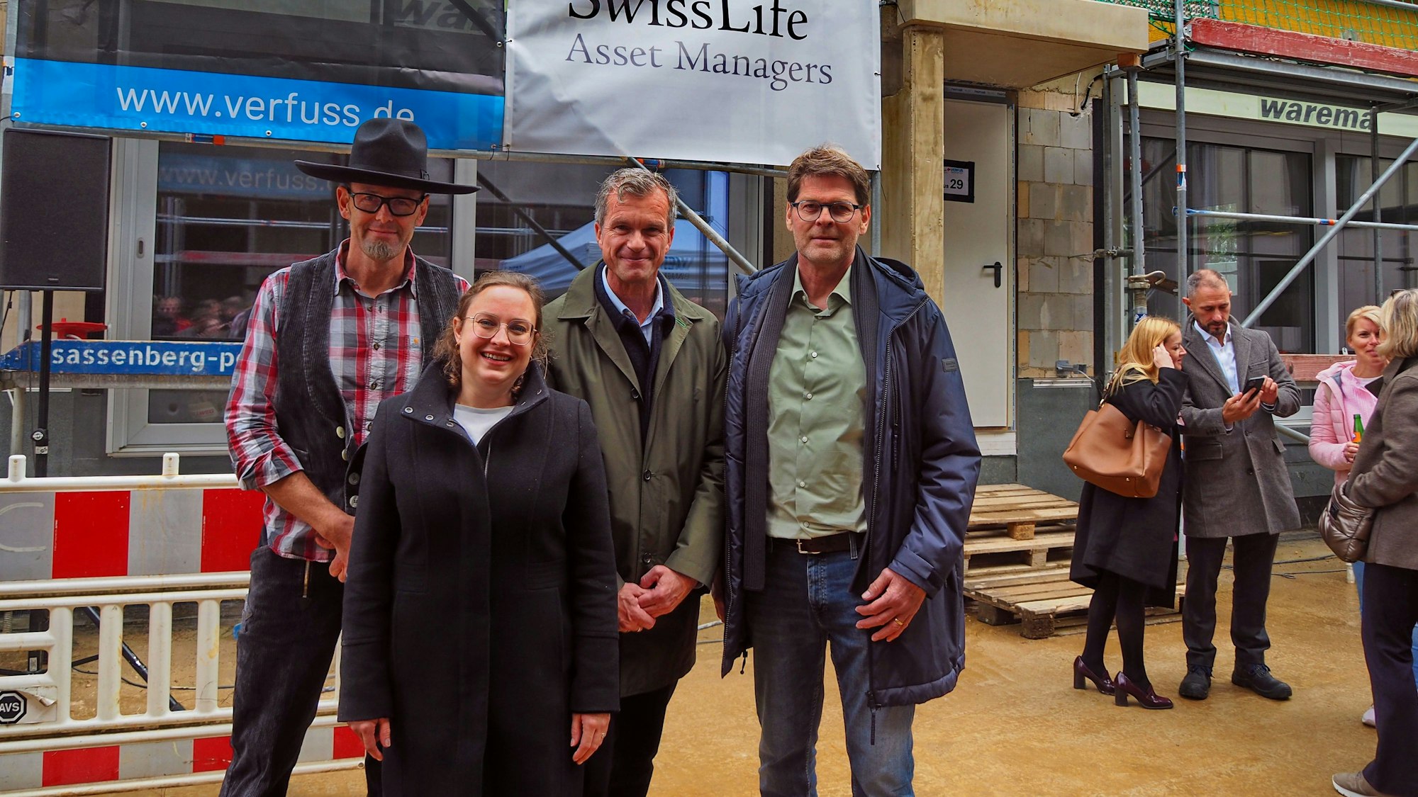 Marcus Erben (Bauleitung Verfuß), Annett Breuer (Projektleiterin Swiss Life Asset), Udo Gierke (Swiss Life Asset) und Henning Treude (Verfuß) freuen sich, dass der Bau des Wohnquartiers „515“ gut im Zeitplan liegt.