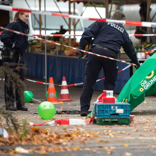 Spuren einer Tat: Am Morgen des 17. Oktober 2015 um kurz nach 9 Uhr stach Frank S. an einem Marktstand in Braunsfeld auf Henriette Reker ein.