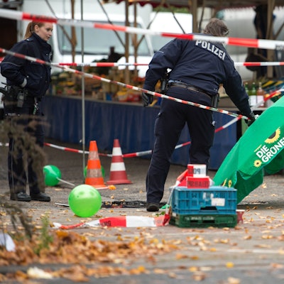 Spuren einer Tat: Am Morgen des 17. Oktober 2015 um kurz nach 9 Uhr stach Frank S. an einem Marktstand in Braunsfeld auf Henriette Reker ein.