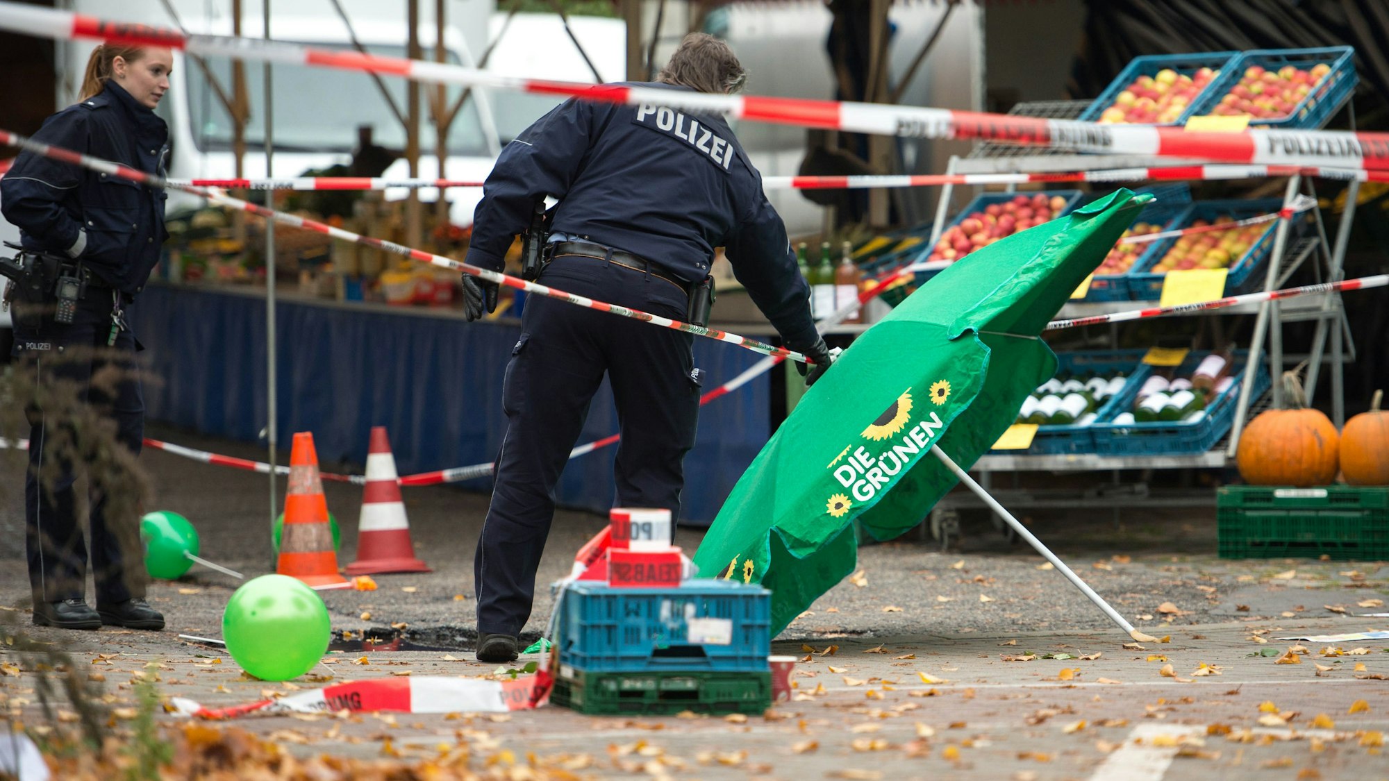 Spuren einer Tat: Am Morgen des 17. Oktober 2015 um kurz nach 9 Uhr stach Frank S. an einem Marktstand in Braunsfeld auf Henriette Reker ein.