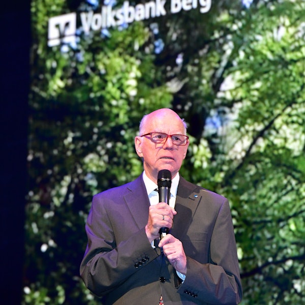 Der Politiker spricht mit Mikro in der Hand.