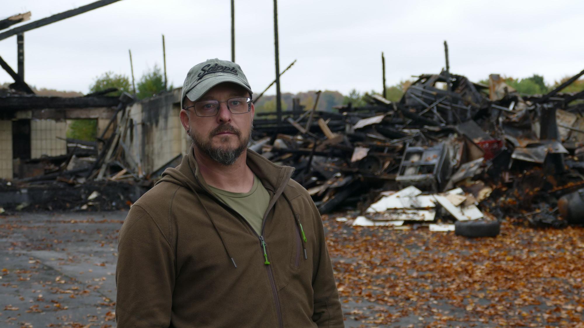 Thomas Beissel (49) steht vor der Brandruine, in der sein berufliches Equipment verbrannt ist.