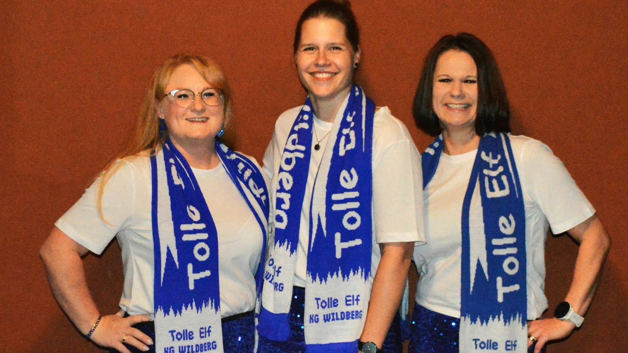 Bereit zum Feiern in der Reichshofer Ortschaft Wildberg sind (von links) Jungfrau Marina, Prinz Katharina I. und Bauer Monika. Die drei Närrinnen sind das neue Dreigestirn der KG Tolle Elf Wildberg.