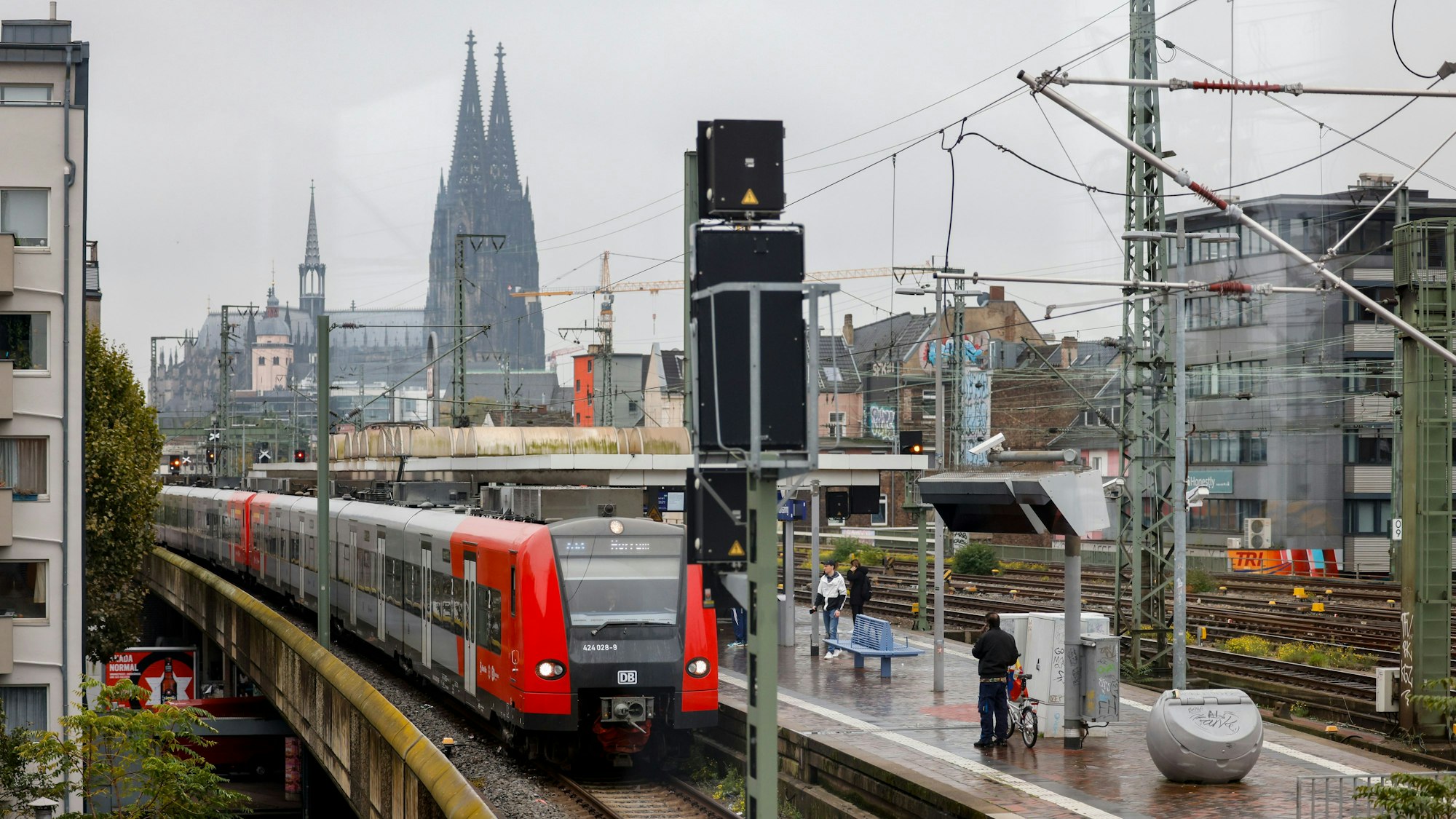 Eine Regionalbahn hält am elektronischen Stellwerk der Bahn am Bahnhof Köln Hansaring.