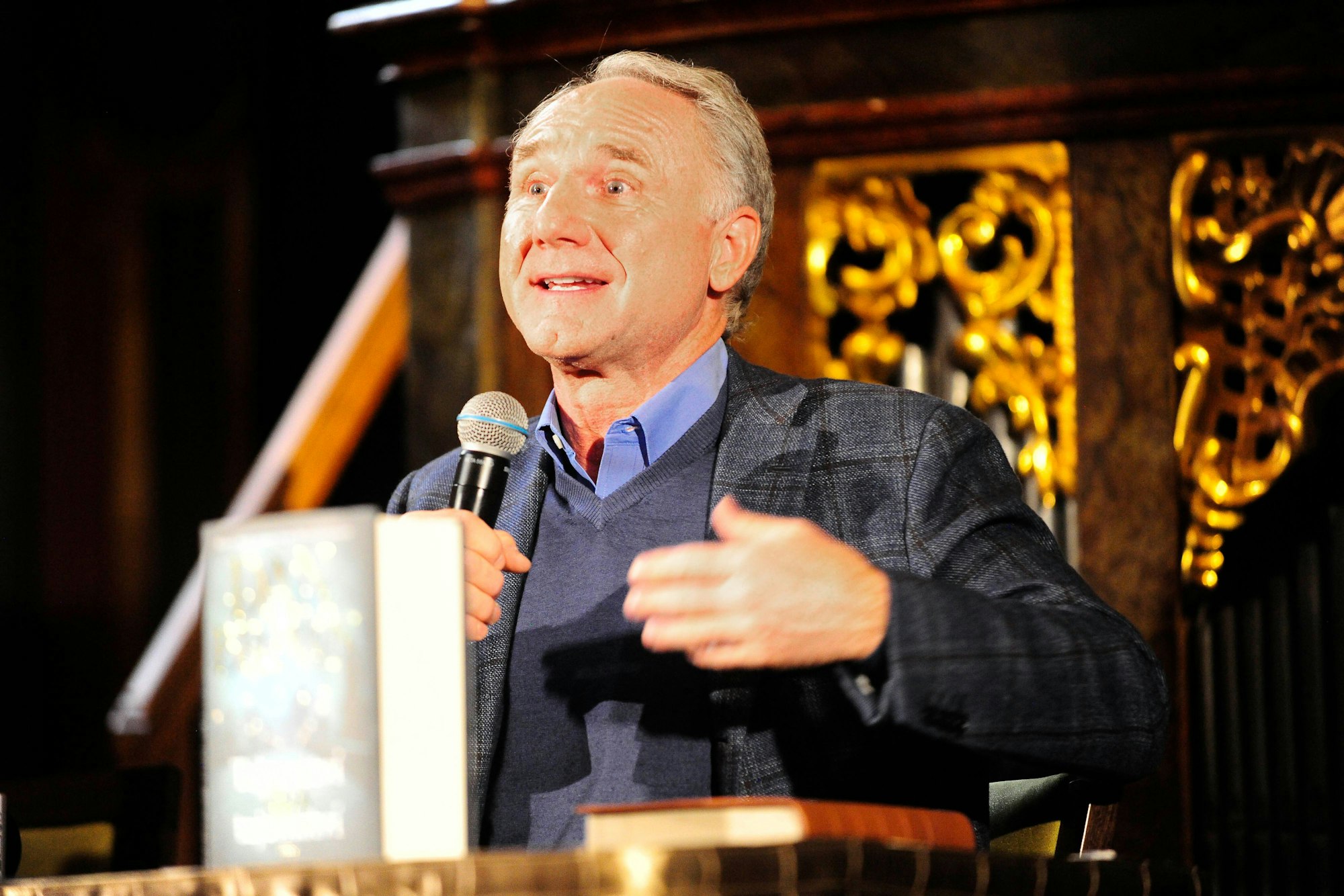 US-Erfolgsautor Dan Brown hat in der Spiegelkapelle des Clementinums, eines ehemaligen Jesuitenkollegs in Prag, seinen neuesten Thriller „The Secret of Secrets“ vorgestellt.