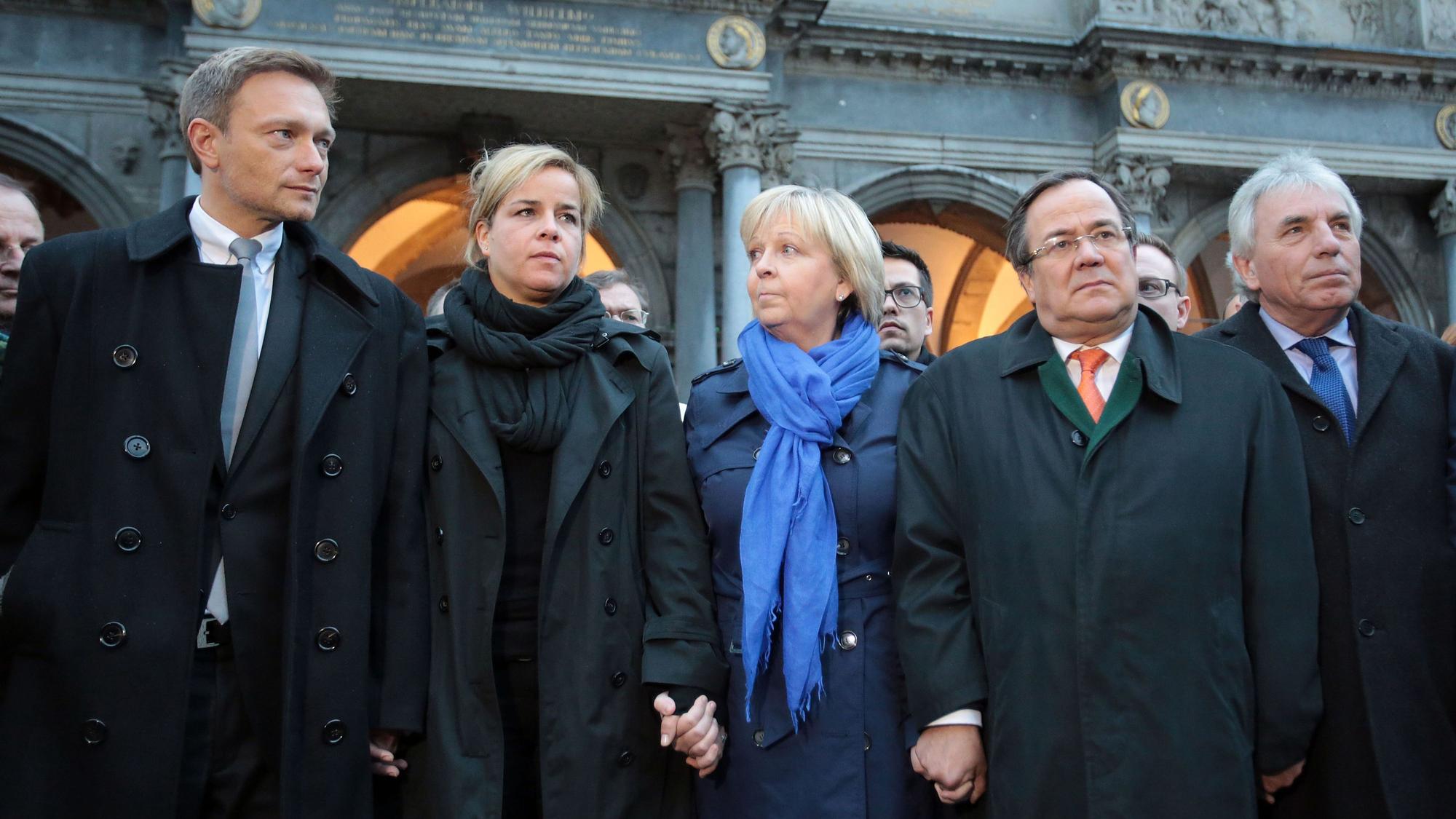 Menschenkette vor dem Rathaus: Christian Lindner, Mona Neubaur, Hannelore Kraft, Armin Laschet und Jürgen Roters (v.l.).