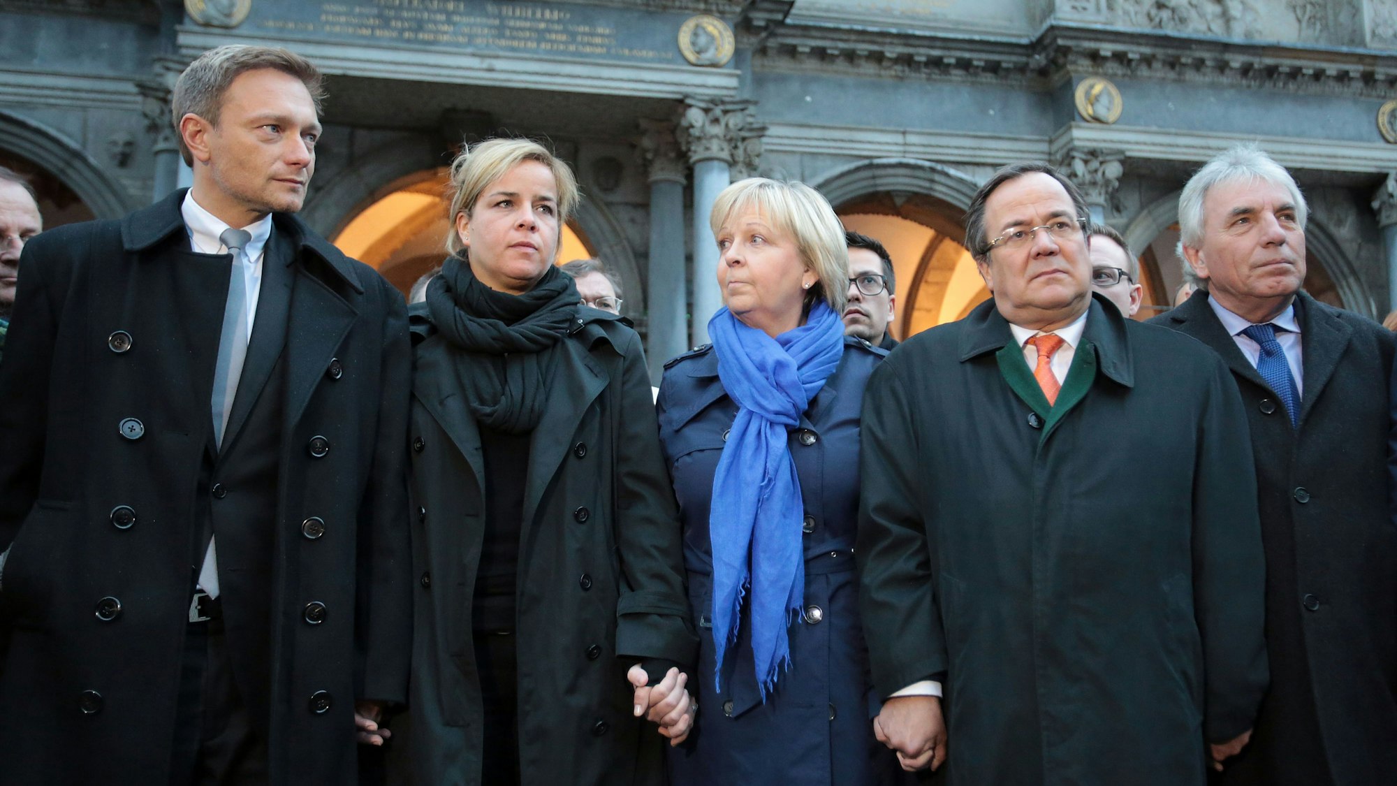 Menschenkette vor dem Rathaus: Christian Lindner, Mona Neubaur, Hannelore Kraft, Armin Laschet und Jürgen Roters (v.l.).