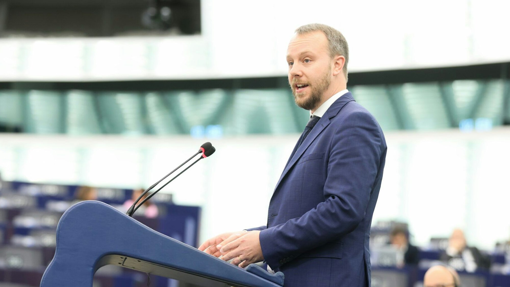 Der Grünen-Europaabgeordnete Daniel Freund steht am Rednerpult.