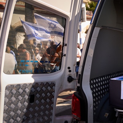 Israel, Rishon Lezion: Trauernde versammeln am 15. Oktober 2025 am Wagen, in dem der Sarg der getöteten Geisel Guy Illouz transportiert wird.