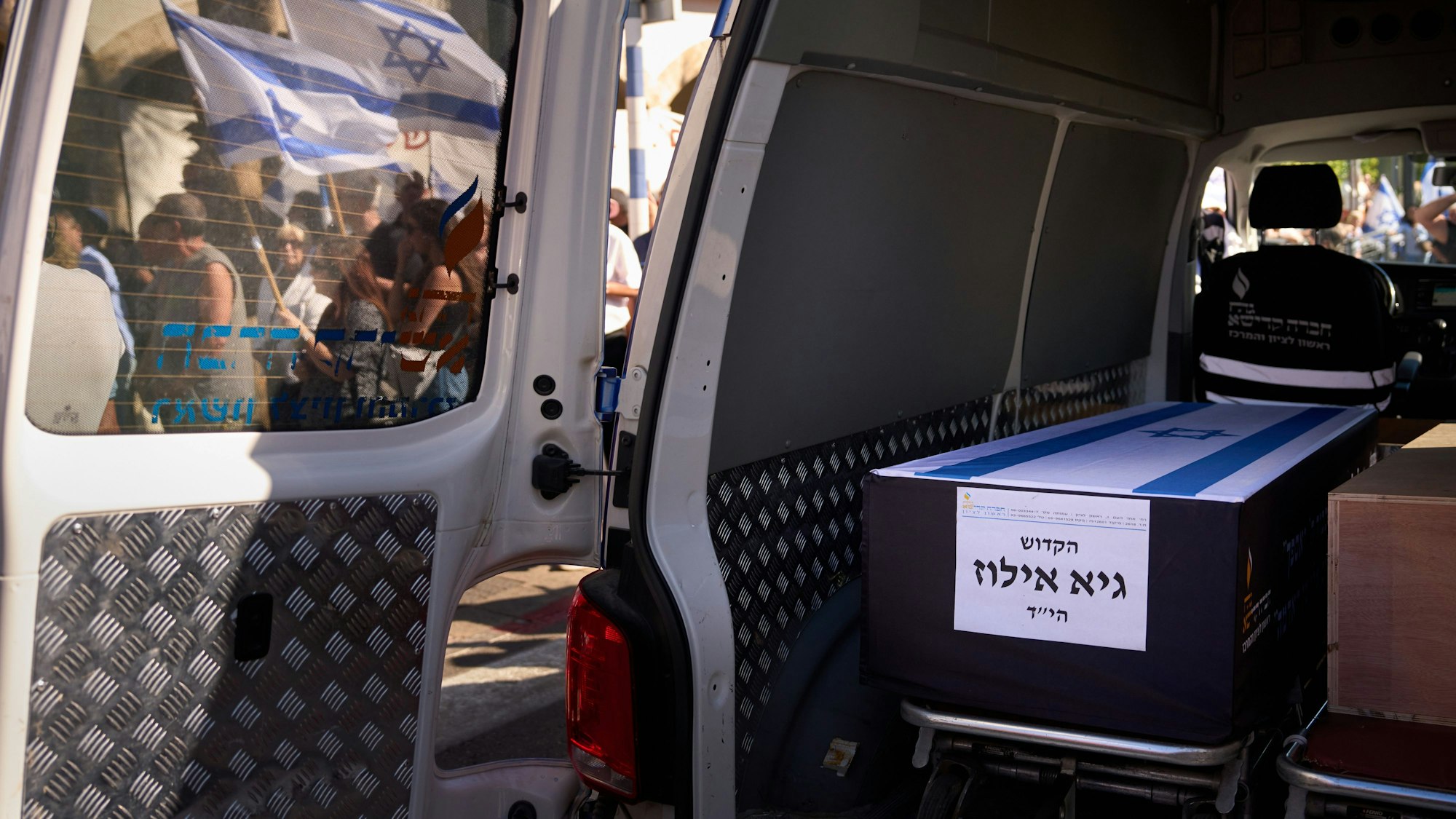 Israel, Rishon Lezion: Trauernde versammeln am 15. Oktober 2025 am Wagen, in dem der Sarg der getöteten Geisel Guy Illouz transportiert wird.