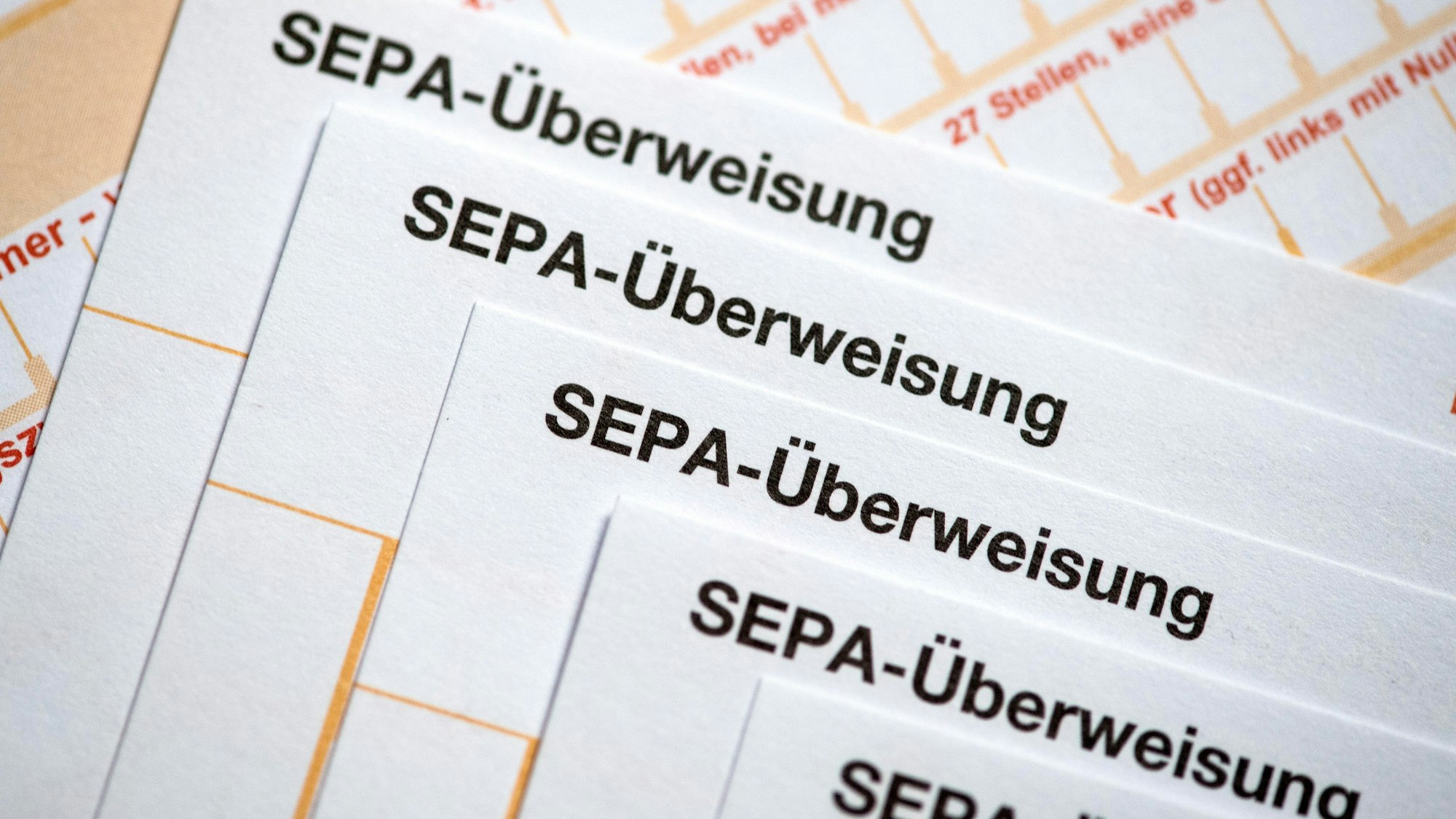 Seit vergangener Woche müssen alle Banken und Sparkassen vor einer Sepa-Überweisung den Empfängernamen mit der angegebenen IBAN vergleichen. Foto: dpa/Fabian Sommer