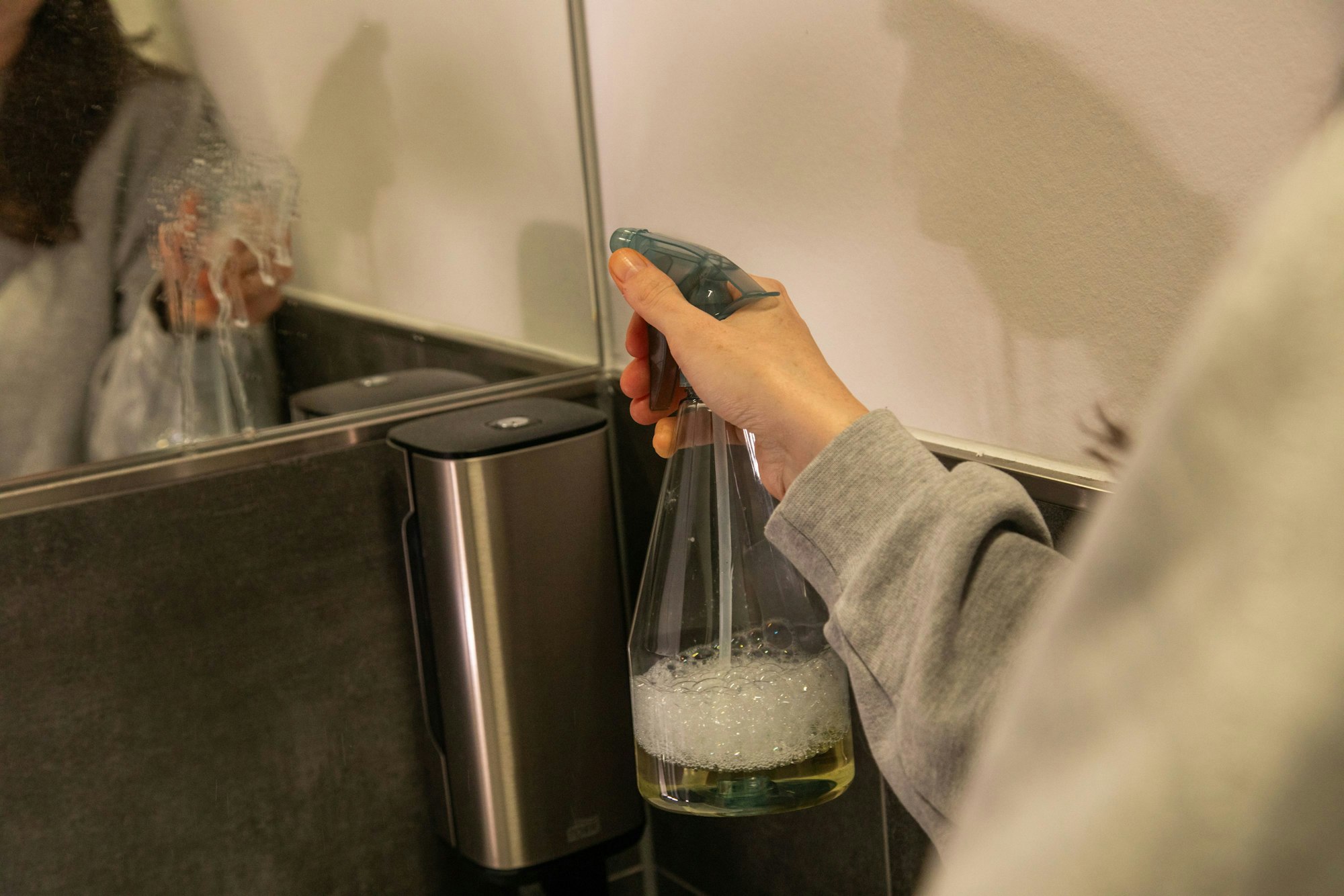 Schritt 5: Mixtur auf die Glasfläche sprühen.