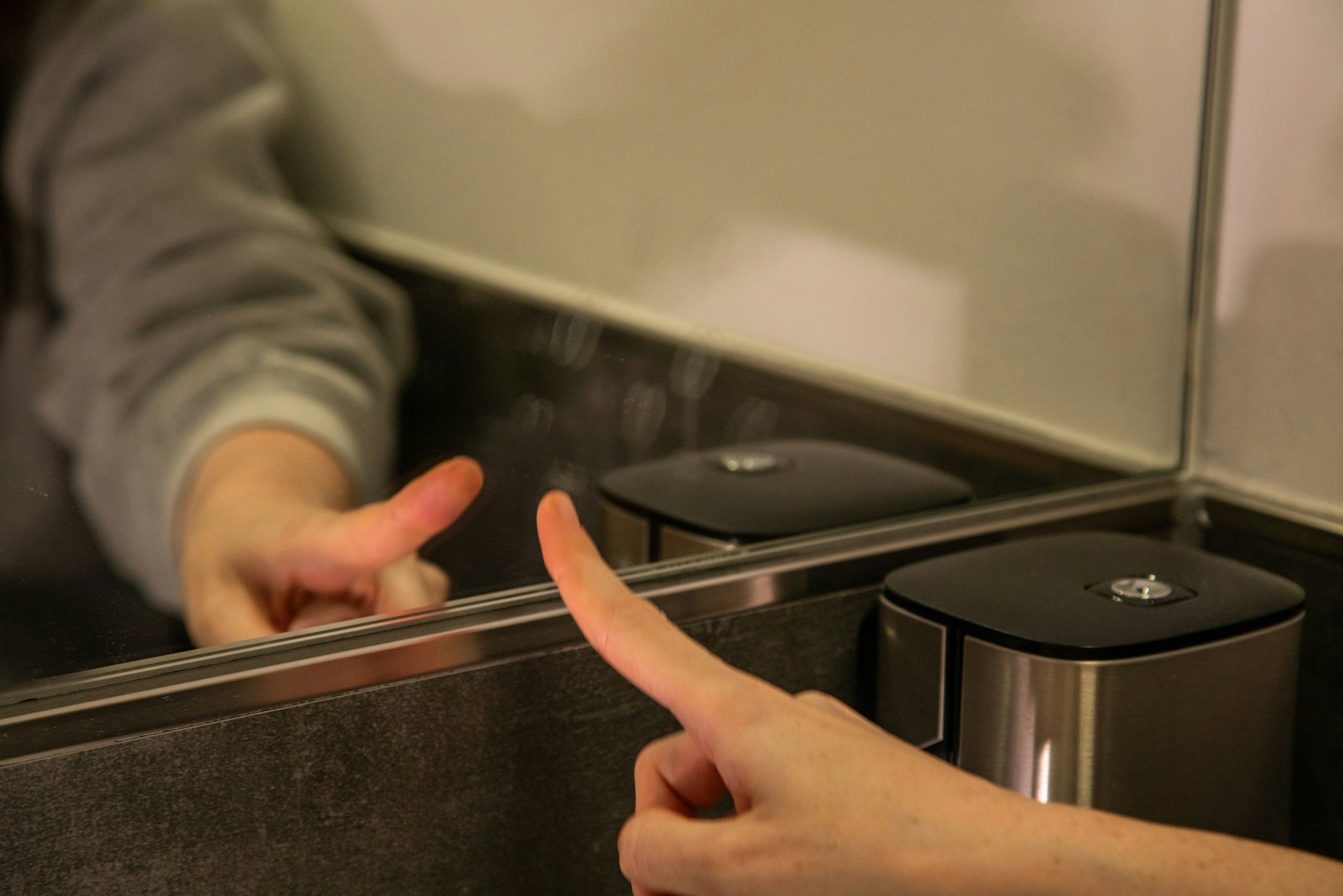 Fingertest und Fazit: Der Hack funktioniert nicht - trotz der Behandlung mit dem Spray erscheinen Fingerabdrücke am Spiegel.