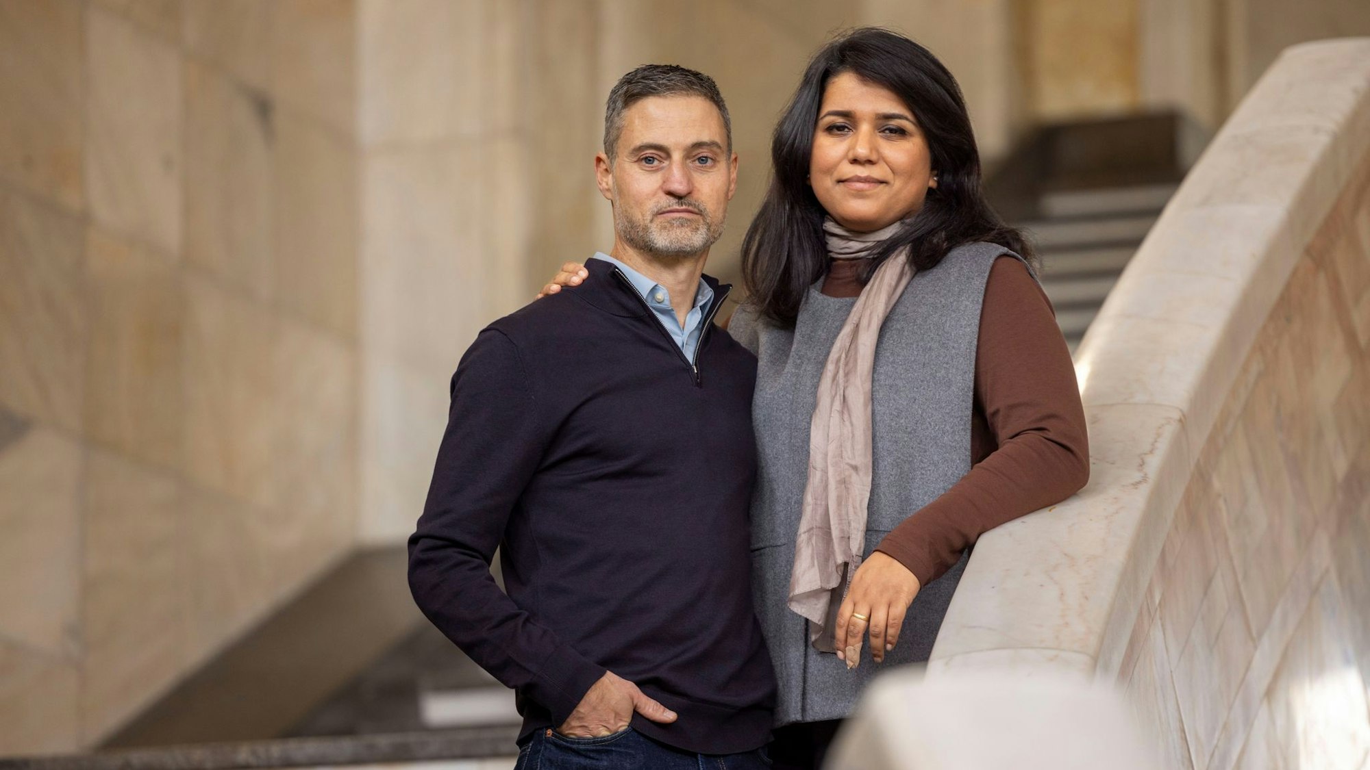 Saba-Nur Cheema und Meron Mendel sind ein außergewöhnliches Ehepaar: Sie, eine Politologin und Expertin für Antisemitismus und Islamfeindlichkeit, ist Muslimin mit pakistanischen Wurzeln. Er, Professor und Direktor der Bildungsstätte Anne Frank in Frankfurt am Main, ist ein in Tel Aviv geborener Jude.