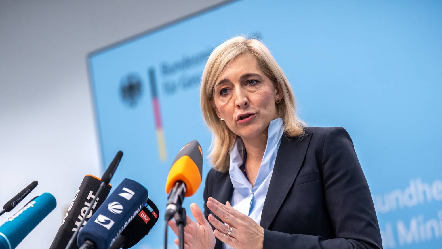 15.10.2025, Berlin: Nina Warken (CDU), Bundesministerin für Gesundheit, spricht bei einer Pressekonferenz zum geplanten Sparpaket gegen höhere Kassenbeiträge.
