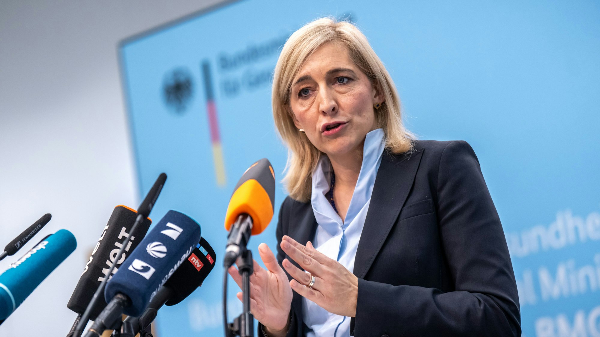 15.10.2025, Berlin: Nina Warken (CDU), Bundesministerin für Gesundheit, spricht bei einer Pressekonferenz zum geplanten Sparpaket gegen höhere Kassenbeiträge.