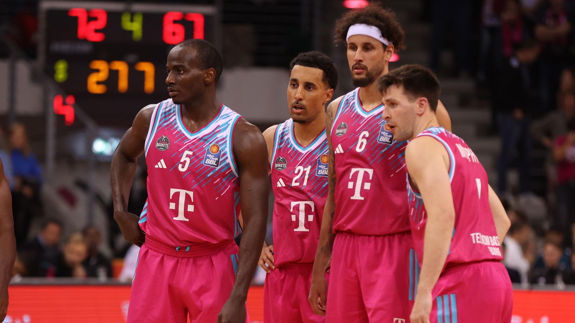 Beim Pokalspiel in Trier wartet Schwerstarbeit auf die Baskets um (v.l.) Tylan Birts, Joel Aminu, Michael Kessens und Grayson Murphy.