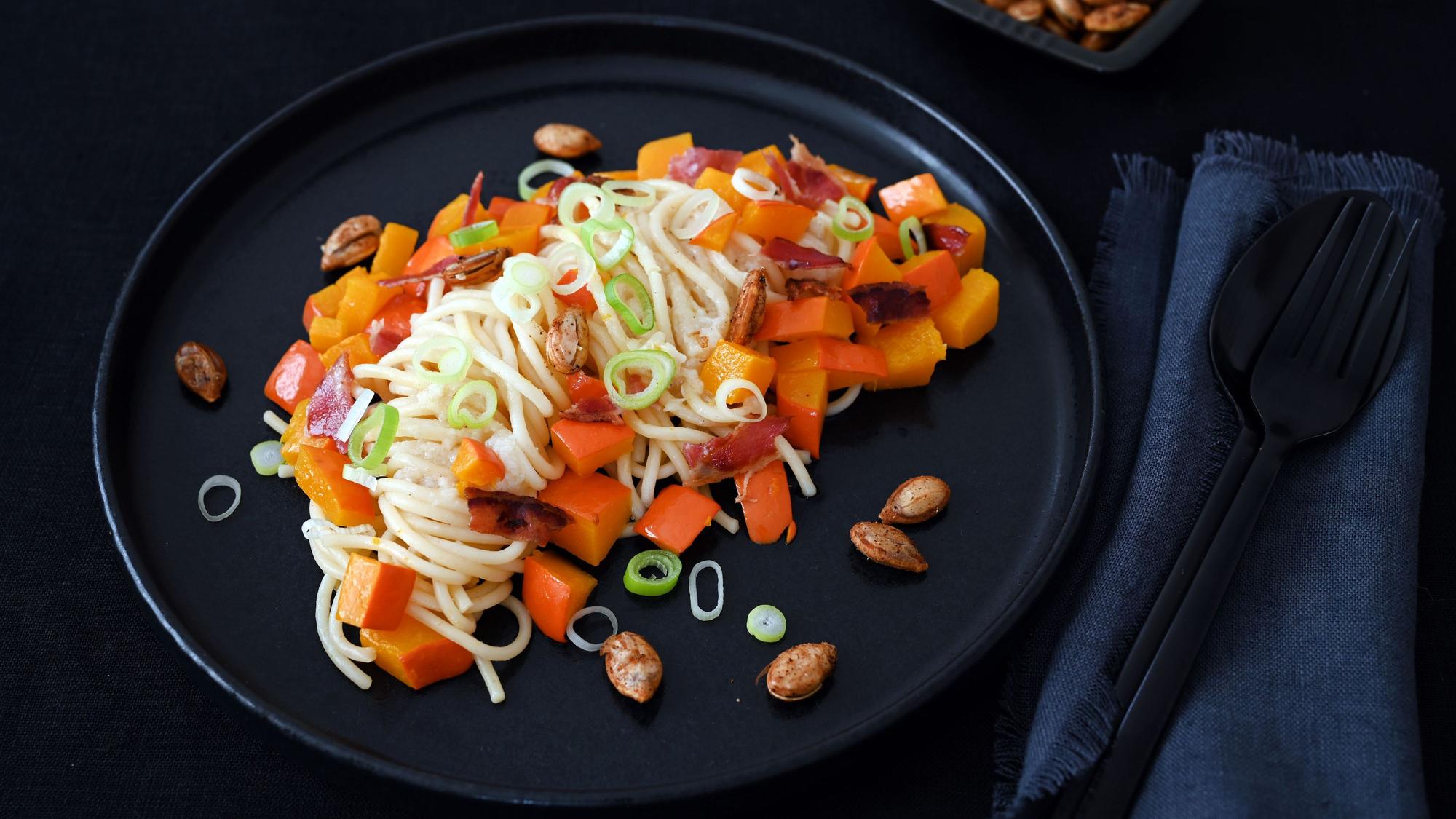 Eine ganze Knolle Knoblauch wird für die Herbst-Pasta zusammen mit dem Kürbis gebacken. So bekommt man eine tolle Karamellnote.