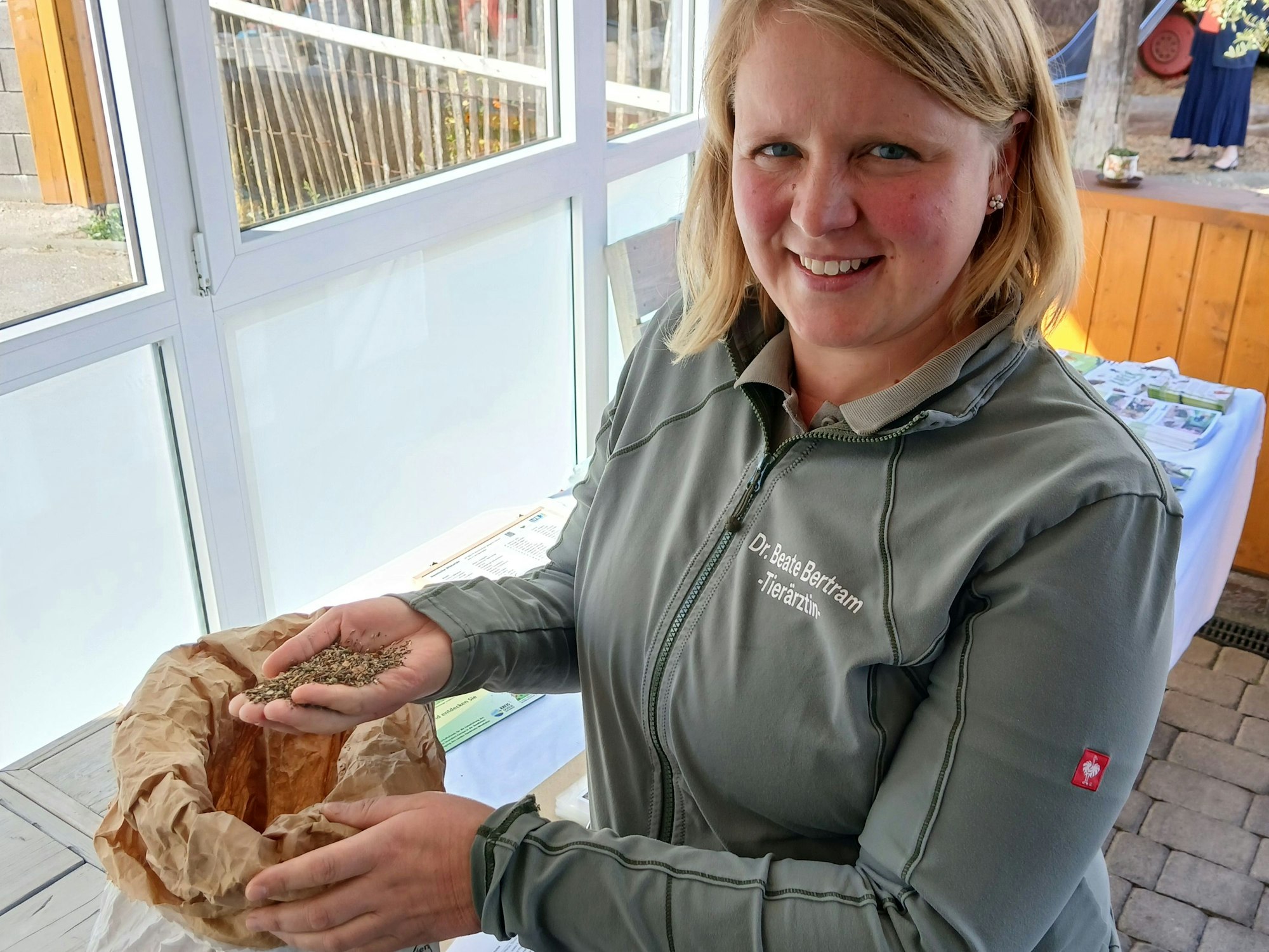 Tierärztin Dr. Beate Betram aus Zülpich greift in einen Sack mit Wildsamen.