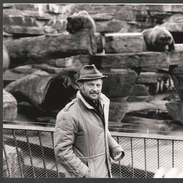 Köln - der Direktor des Kölner Zoos, Gunther Nogge vor dem Bären-Gehege - Foto vom 07.11.1985