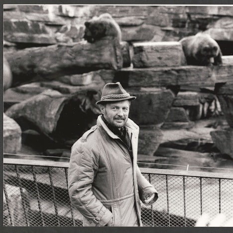 Köln - der Direktor des Kölner Zoos, Gunther Nogge vor dem Bären-Gehege - Foto vom 07.11.1985
