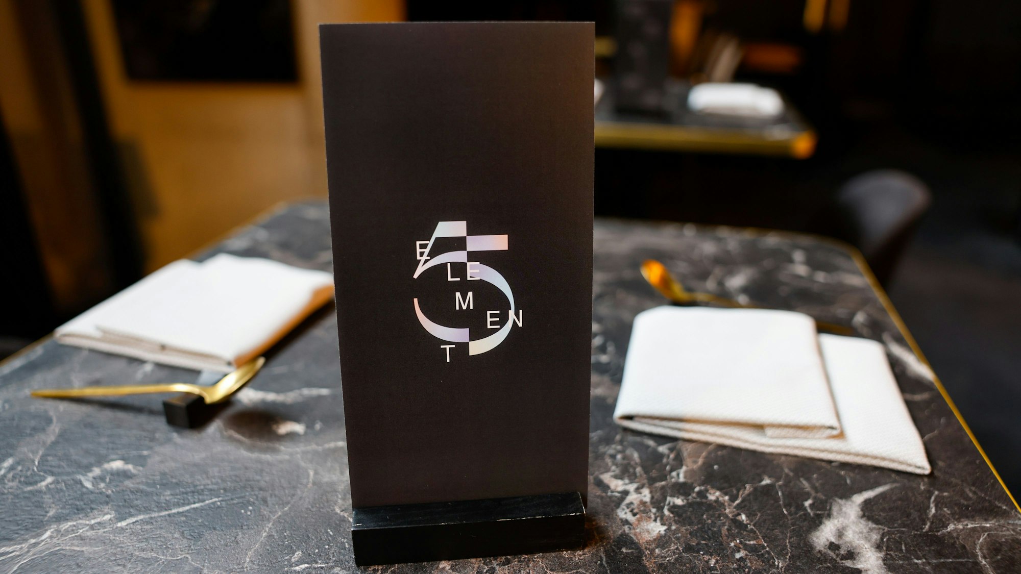 Die „5th Element“-Bar befindet sich unter dem Zwei-Sterne-Restaurant „Ox & Klee“.