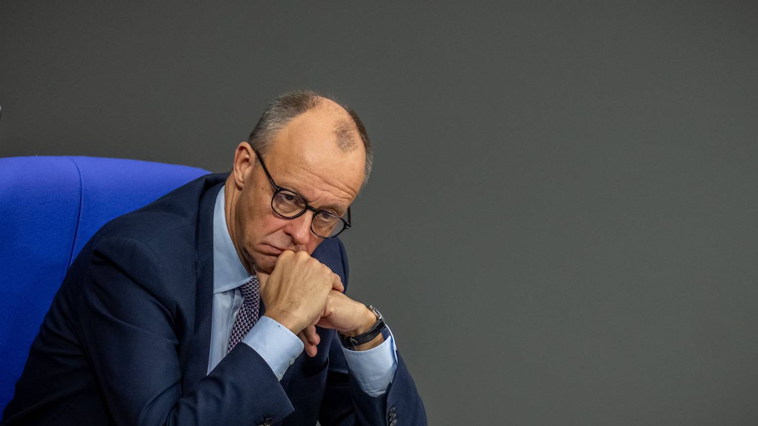 Bundeskanzler Friedrich Merz (CDU) verfolgt im Bundestag die Debatte nach der Regierungserklärung zum EU-Gipfel.