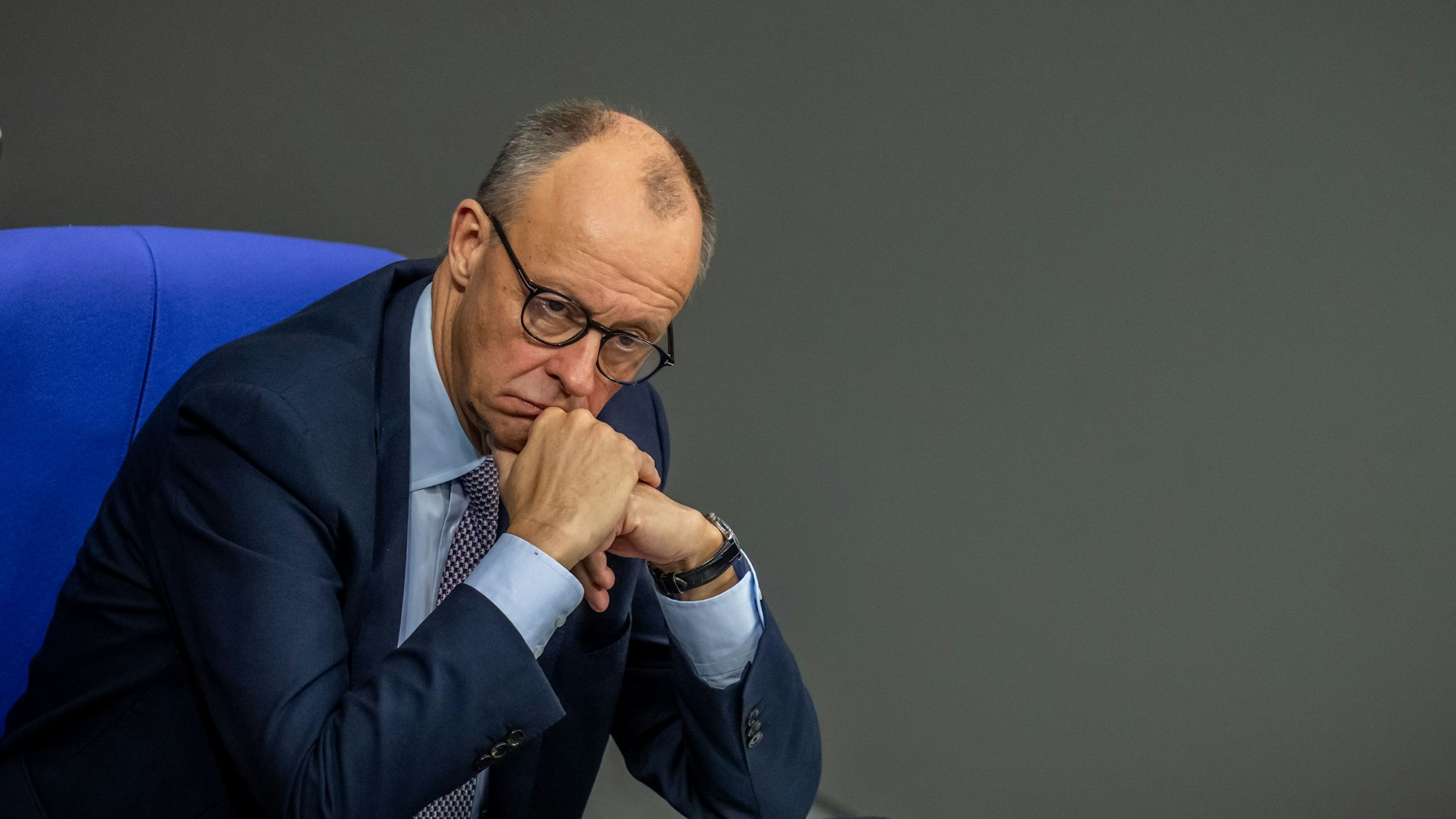Bundeskanzler Friedrich Merz (CDU) verfolgt im Bundestag die Debatte nach der Regierungserklärung zum EU-Gipfel.