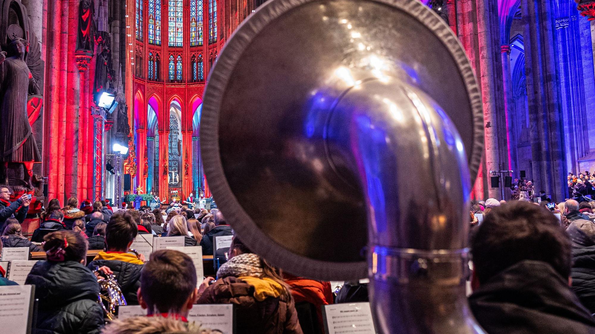 Blick in den voll besetzten Dom.