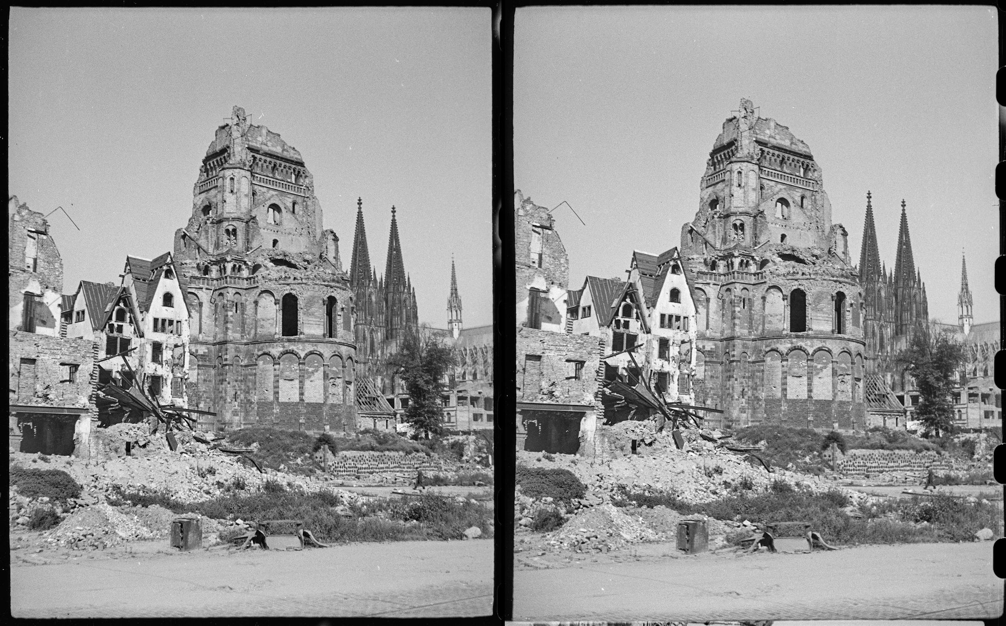 Das Stereo-Foto aus der Sammlung Schnitkemper zeigt Groß St. Martin und dahinter den freien Blick auf den Dom.
