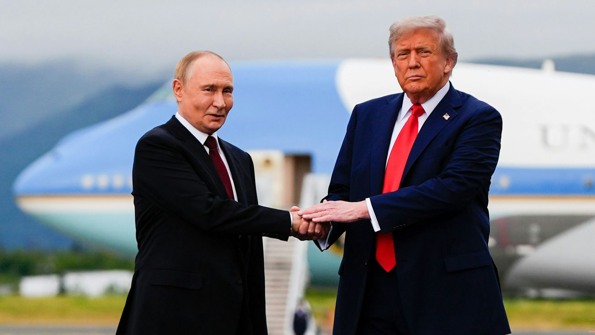 US-Präsident Donald Trump begrüßt den russischen Präsidenten Wladimir Putin auf der Joint Base Elmendorf-Richardson, Alaska, am 15. August.