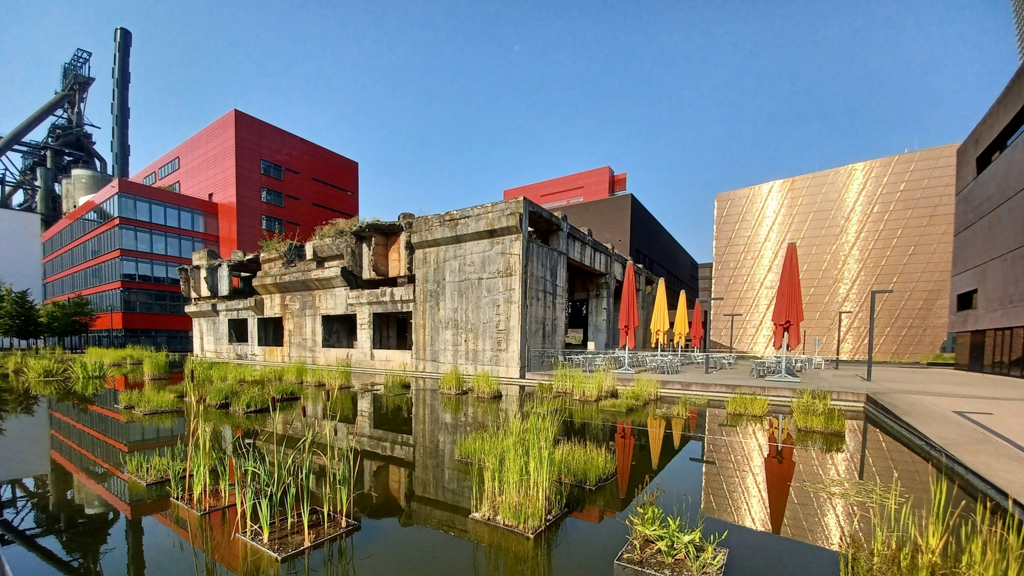 Die Stahlindustrie prägte eins die Stadt. Heute ist sie noch Kulisse für ein neues Stadtquartier mit futuristischen Gebäuden.