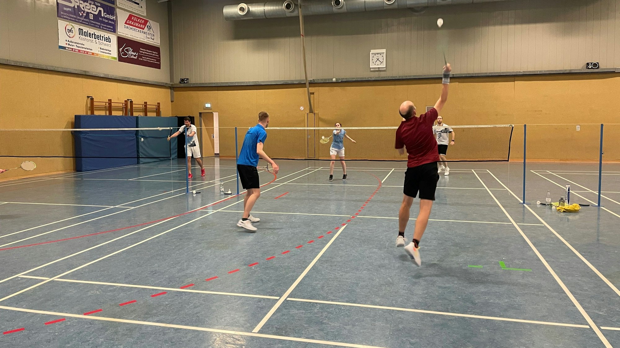 Die Badminton-Mannschaft des TV Witzhelden im Training.