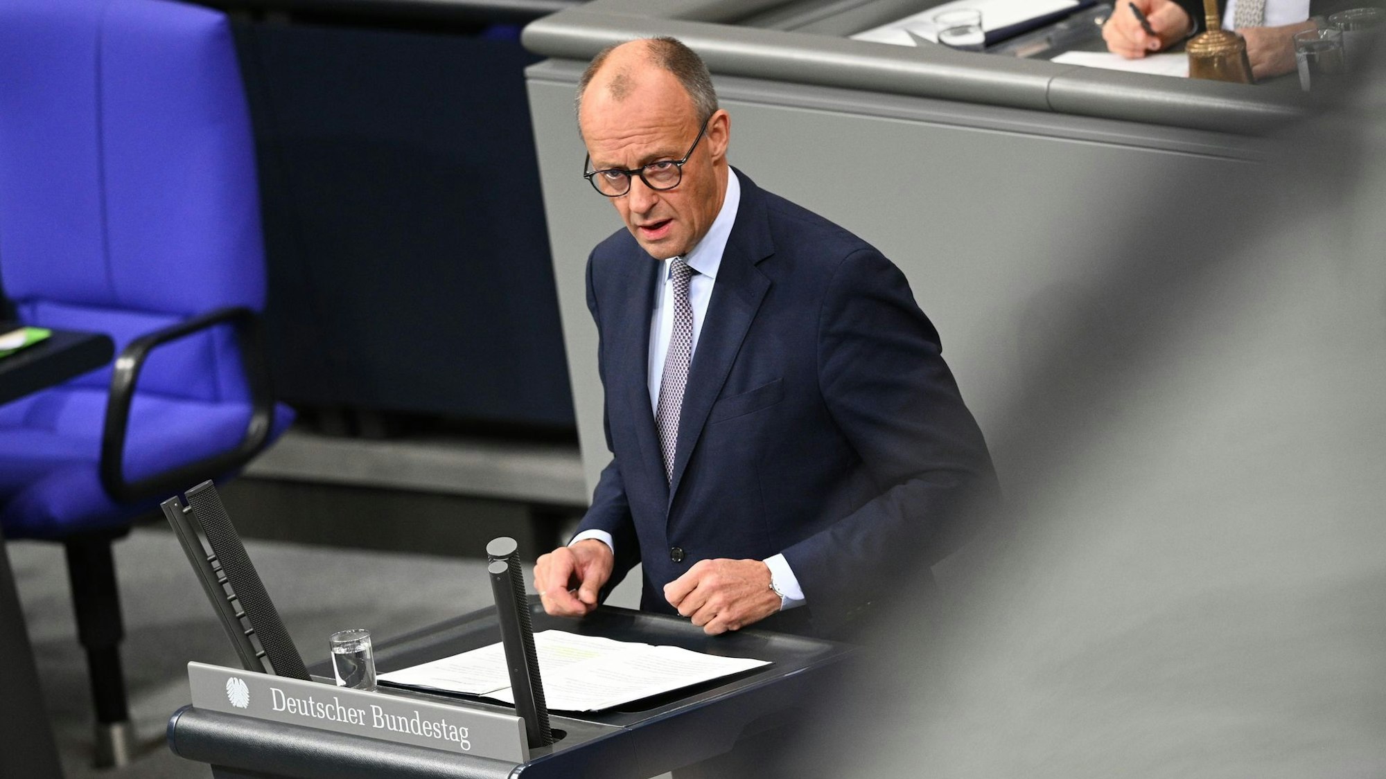 Bundeskanzler Friedrich Merz (CDU) äußert sich in seiner Regierungserklärung im Bundestag gleich zu Beginn zum in Ägypten unterzeichneten Gaza-Friedensplan von US-Präsident Donald Trump.