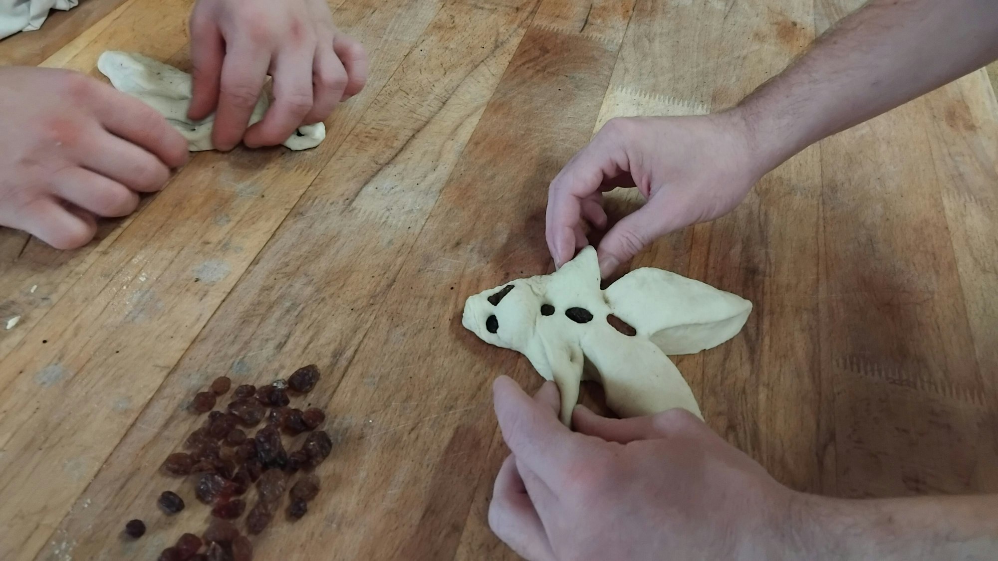 Weckmänner, Mäuse, Schildkröten formen die Mitarbeiter aus Milchbrötchenteig. Eine Fertigkeit, die sie erst bei Funken erlernten.