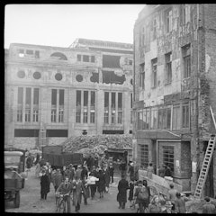 Diese Aufnahme aus der Sammlung Schnitkemper zeigt den Kaufhof in Köln vermutlich im Jahr 1947. Vorne am kleinen Gemüse- und Obststand wird fleißig eingekauft.