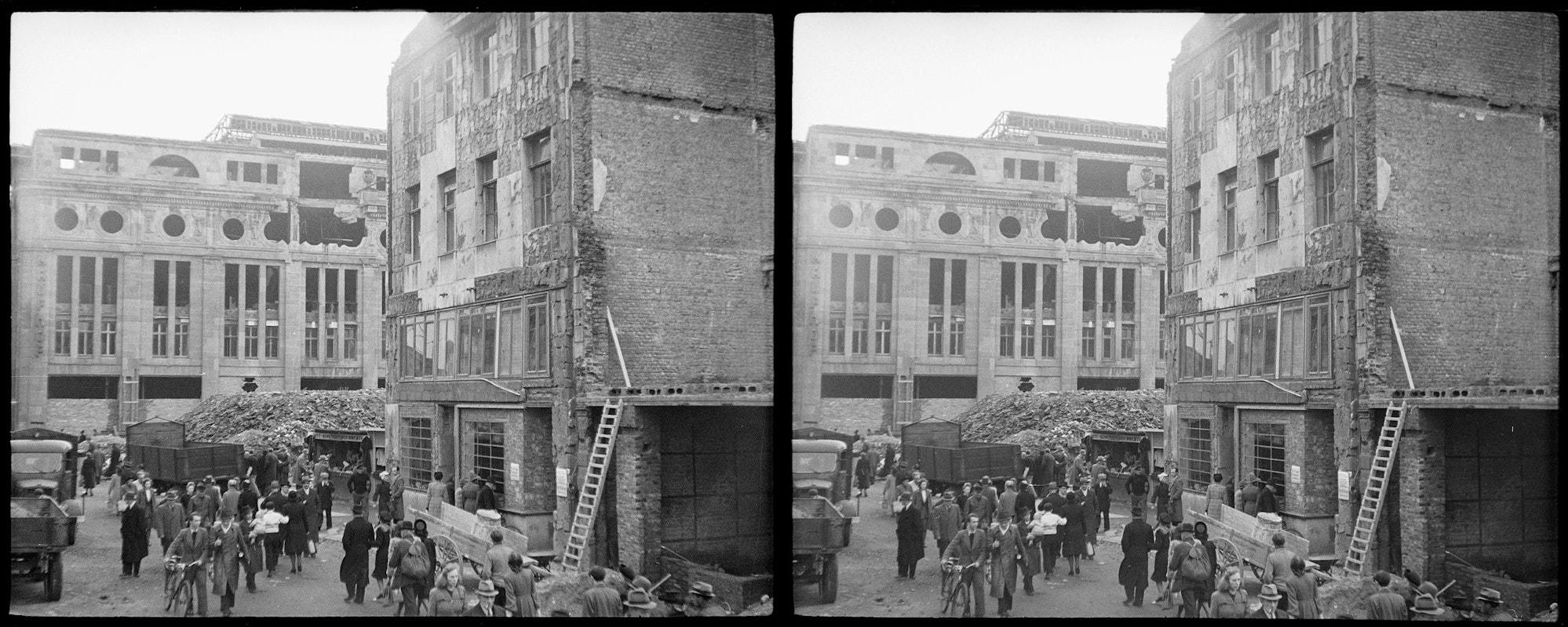 Diese Aufnahme aus der Sammlung Schnitkemper zeigt den Kaufhof in Köln vermutlich im Jahr 1947. Vorne am kleinen Gemüse- und Obststand wird fleißig eingekauft.