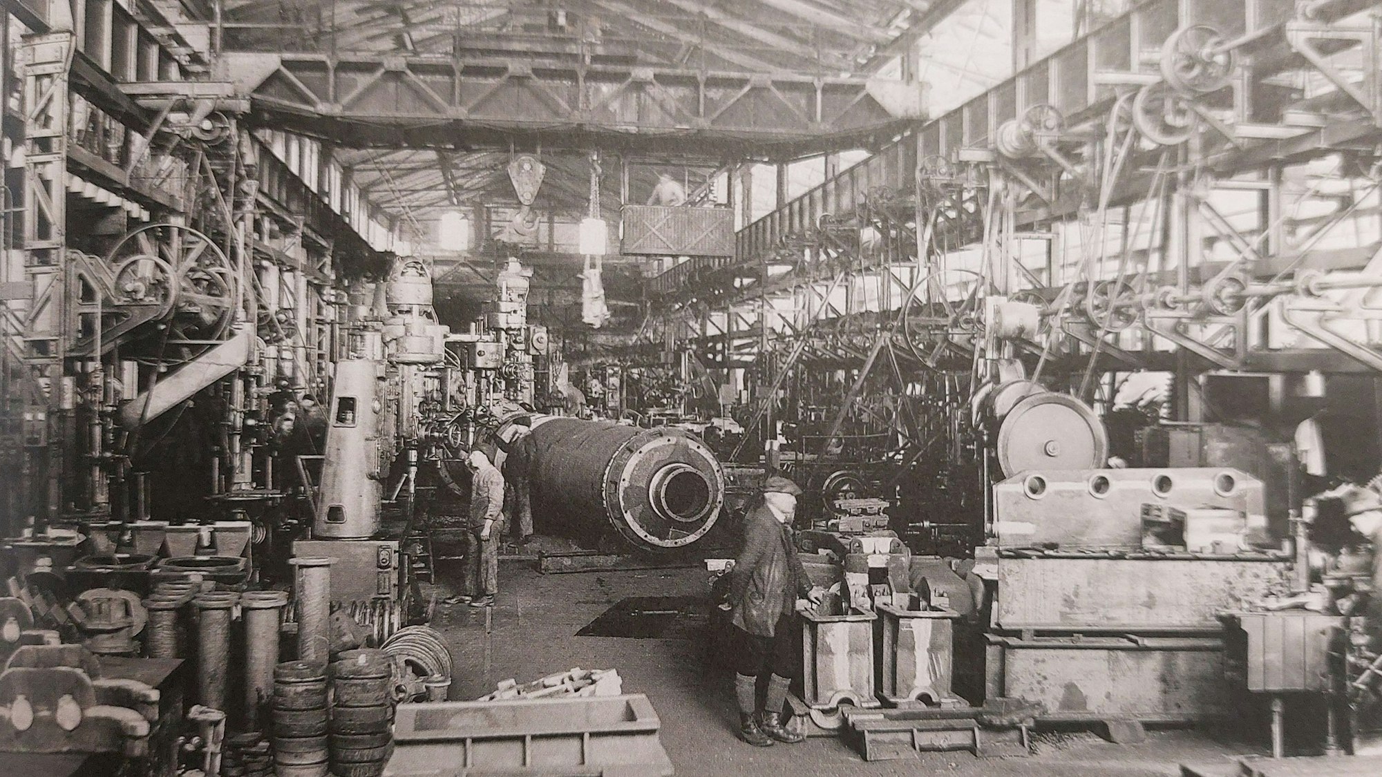 Historisches Bild einer Fabrikhalle.