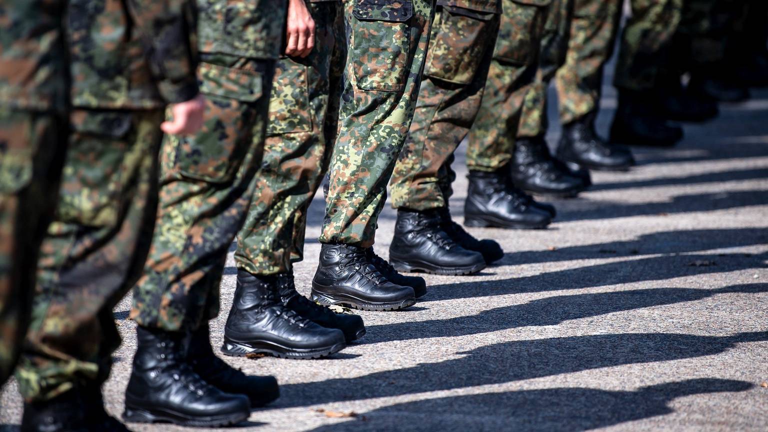 Antreten, Märsche, Schießübungen – sollten in den nächsten Jahren nicht genügend Freiwillige bei der Bundeswehr zusammenkommen, könnte auch die Wehrpflicht wiederbelebt werden.