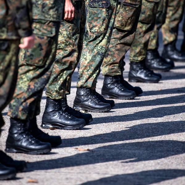 Antreten, Märsche, Schießübungen – sollten in den nächsten Jahren nicht genügend Freiwillige bei der Bundeswehr zusammenkommen, könnte auch die Wehrpflicht wiederbelebt werden.