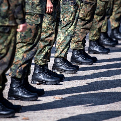 Antreten, Märsche, Schießübungen – sollten in den nächsten Jahren nicht genügend Freiwillige bei der Bundeswehr zusammenkommen, könnte auch die Wehrpflicht wiederbelebt werden.