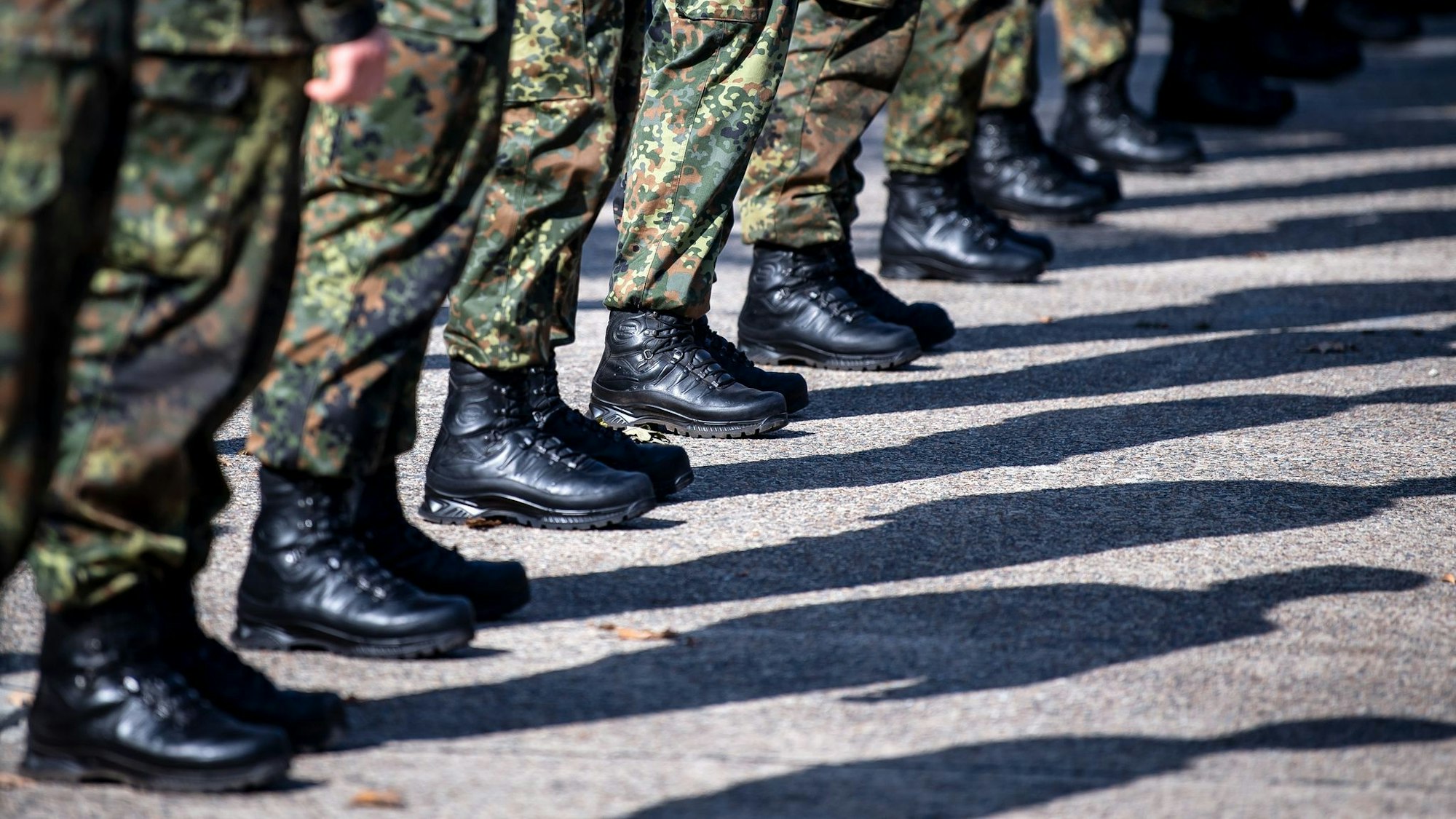 Antreten, Märsche, Schießübungen – sollten in den nächsten Jahren nicht genügend Freiwillige bei der Bundeswehr zusammenkommen, könnte auch die Wehrpflicht wiederbelebt werden.