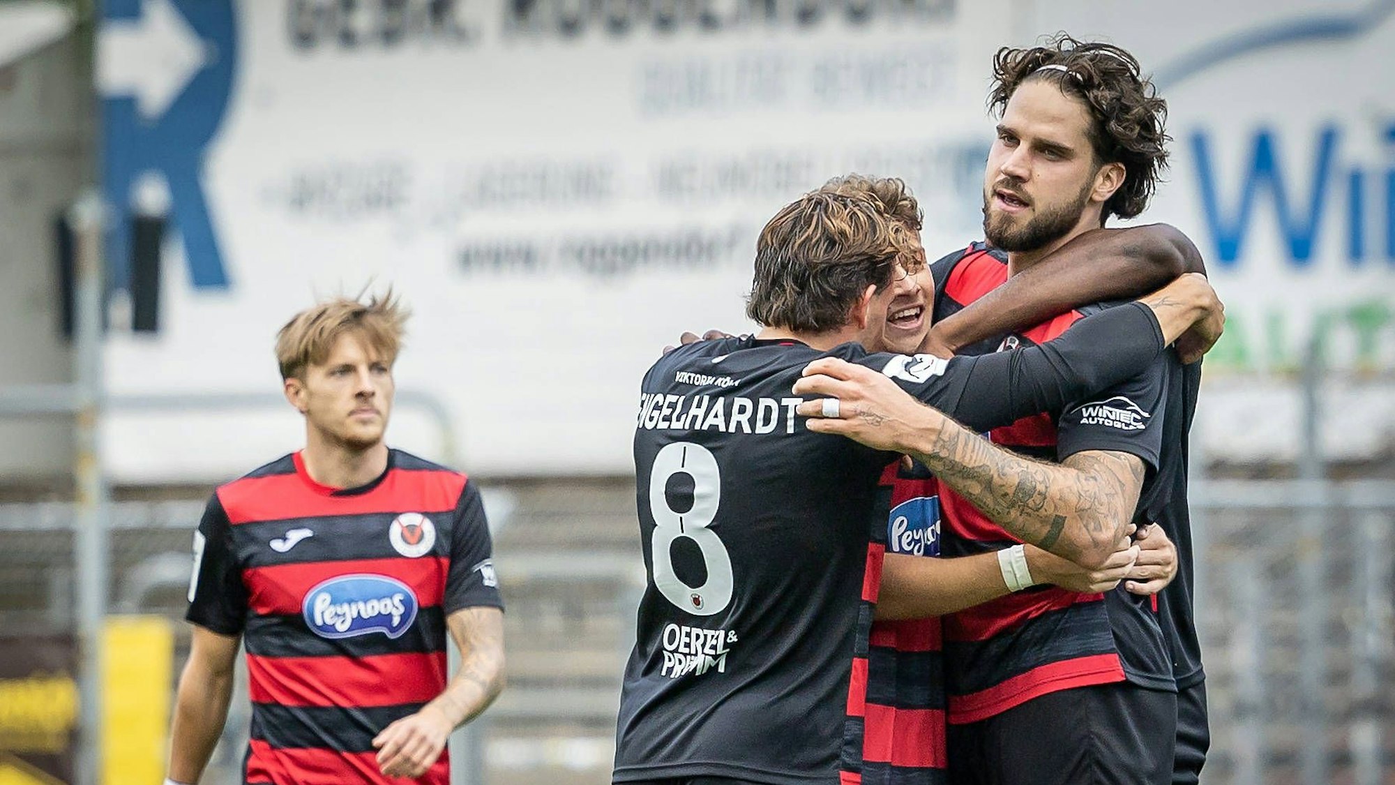 Jubel beim 4:1 durch Lex-Tyger Lobinger von Viktoria Köln gegen Havelse im Sportpark Hoehenberg in Köln.