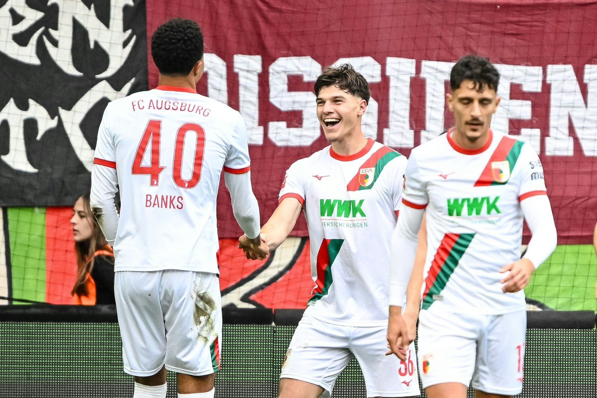 Noahkai Bank (l) und Mert Kömür (M) beim Torjubel. Beim 3:1 gegen Wolfsburg trafen beide Youngster zuletzt. (Archivbild)