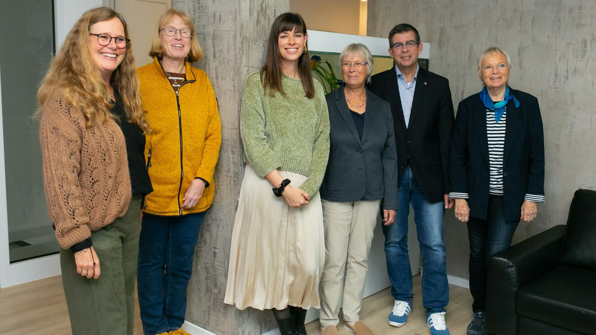 Das Gruppenfoto zeigt Vertreterinnen des Vereins „Nina und Nico“ und den Gummersbacher Bürgermeister Frank Helmenstein.