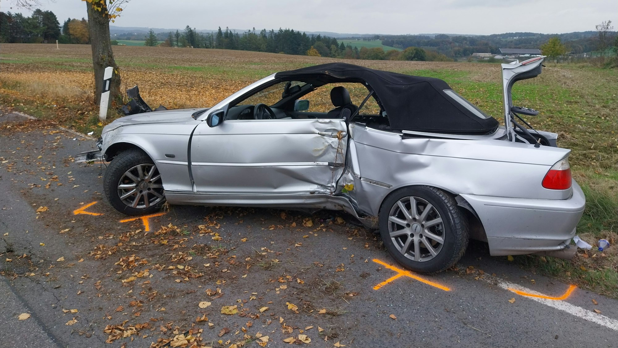 Der BMW prallte in Hennef gegen einen Baum. Drei Personen wurden leicht verletzt.