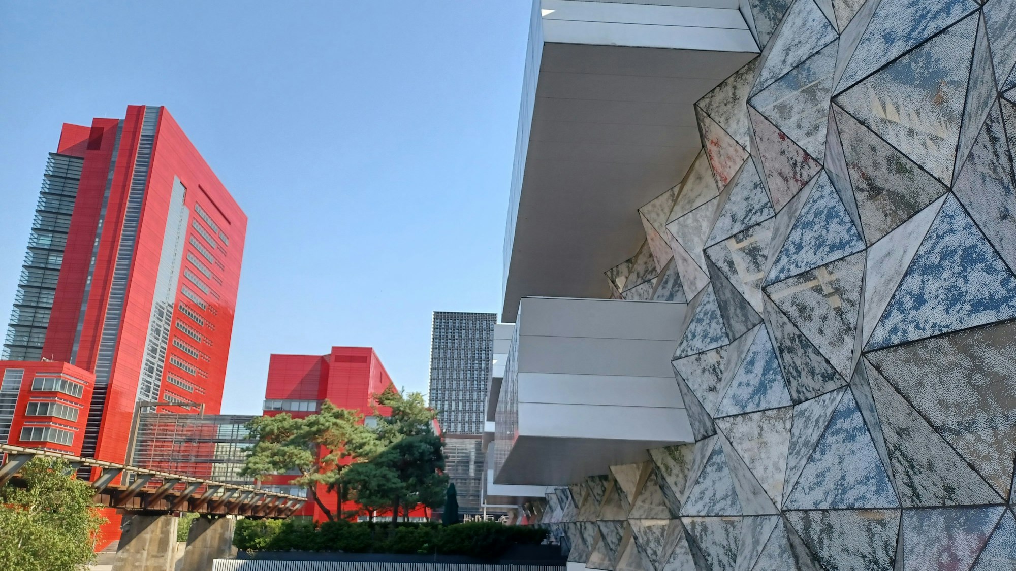 Die futuristisch gestaltete Bibliothek am Place de l'Academie ist mit seiner zackigen Fassade ein Hingucker.