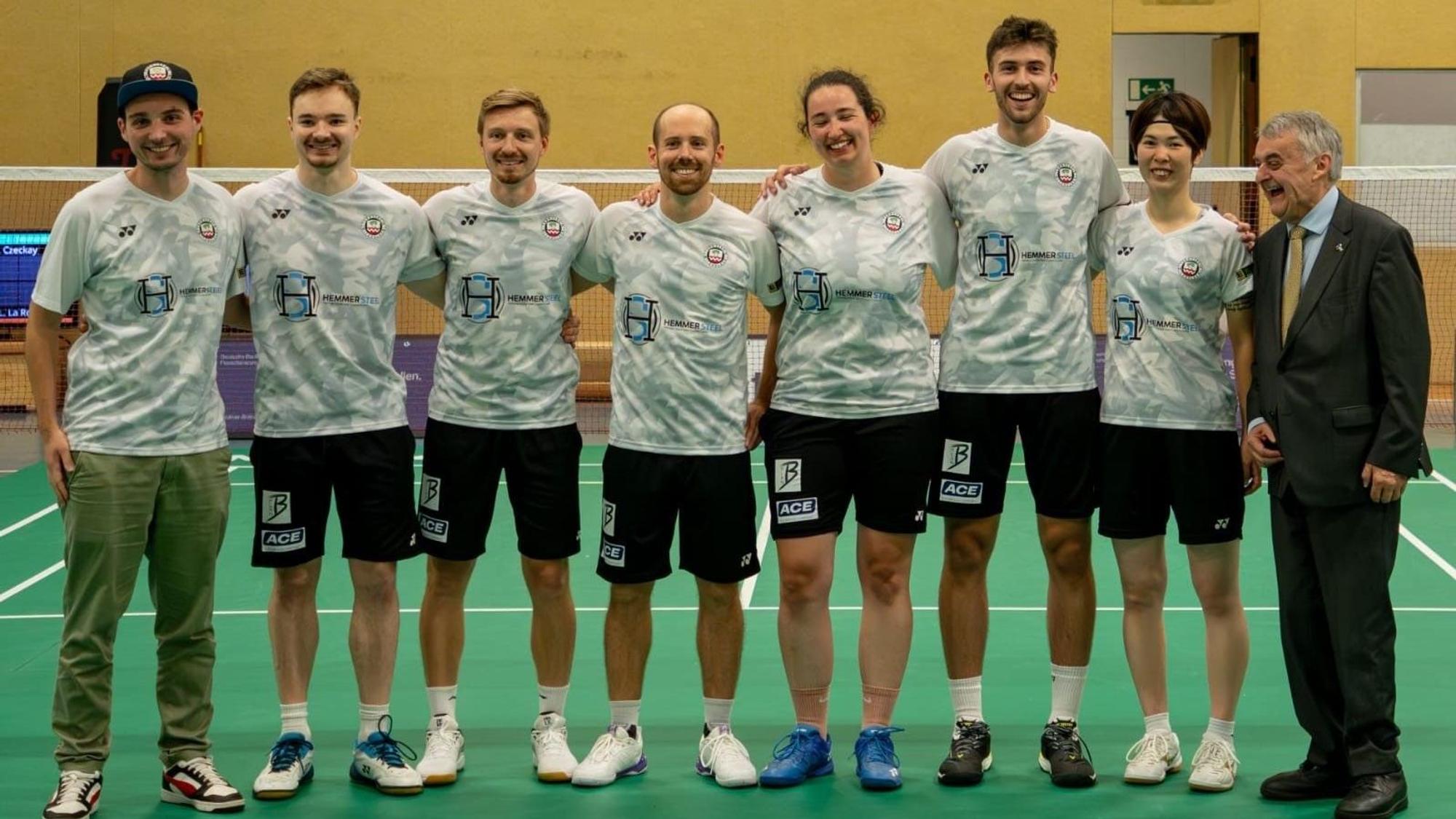 Herbert Reul mit dem Zweitliga-Team des TV Witzhelden.