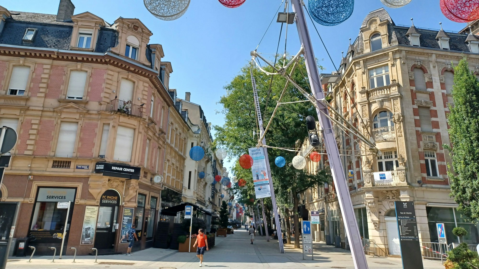 Die Rue de l'Alzette ist die Einkaufsmeile von Esch-su-Alzette, die mit ihren Fassaden aus verschiedenen Epochen lockt.