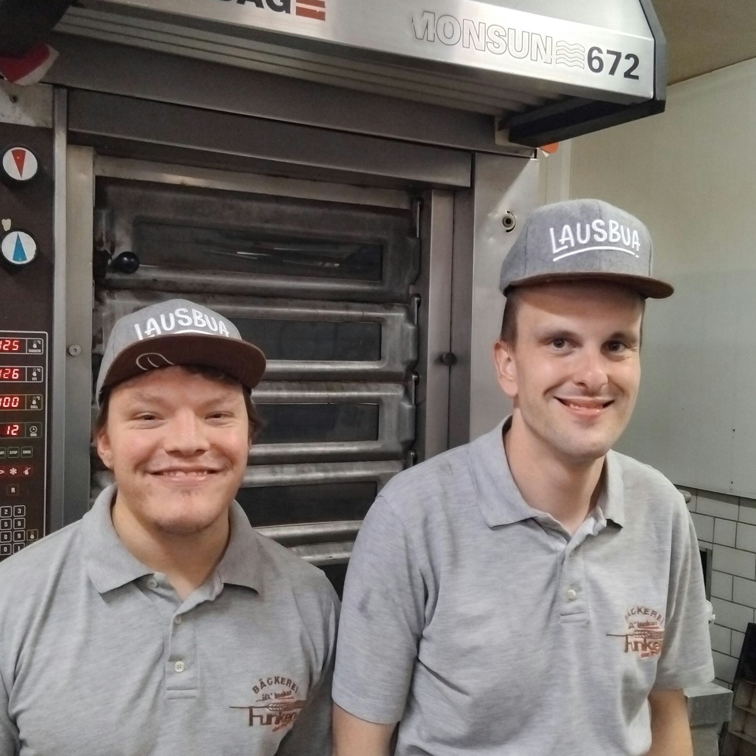 Leonard Simon (r.) und Robert Monschau freuen sich über die Arbeit in der Backstube. Hier sei es viel abwechslungsreicher als in der Werkstatt.